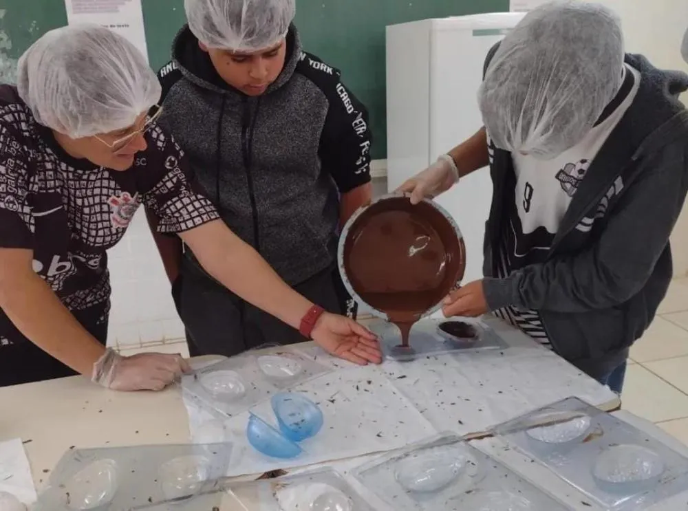 Educar para transformar: profissionais da educação se destacam no ensino com valores e práticas solidárias.