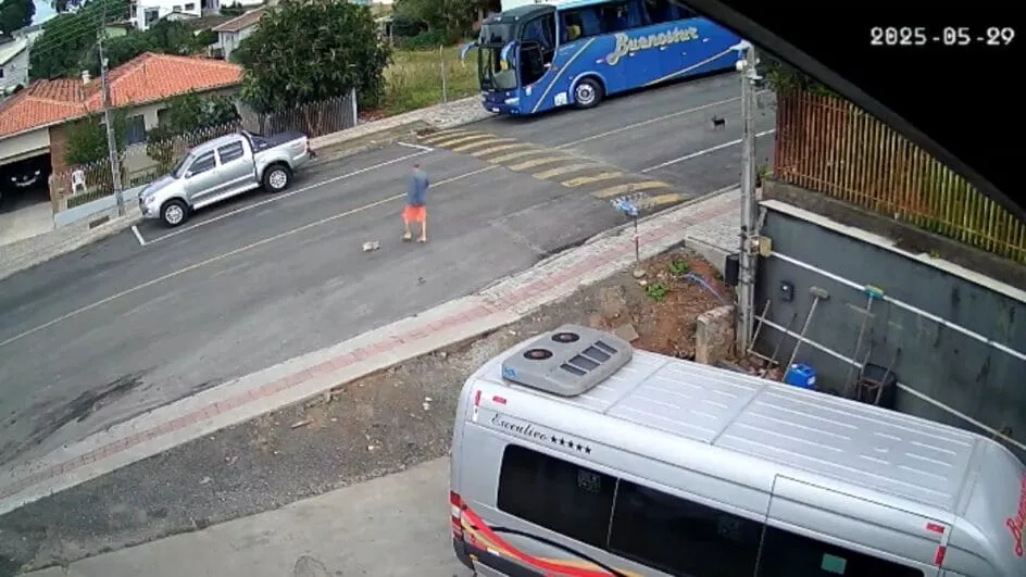 Vídeo flagra detento “passeando” em rua após fugir de presídio em Canoinhas