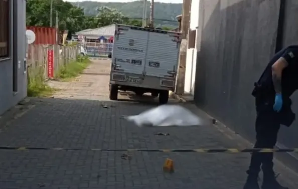 Corpo é encontrado no Centro de Penha e levanta suspeita de agressão