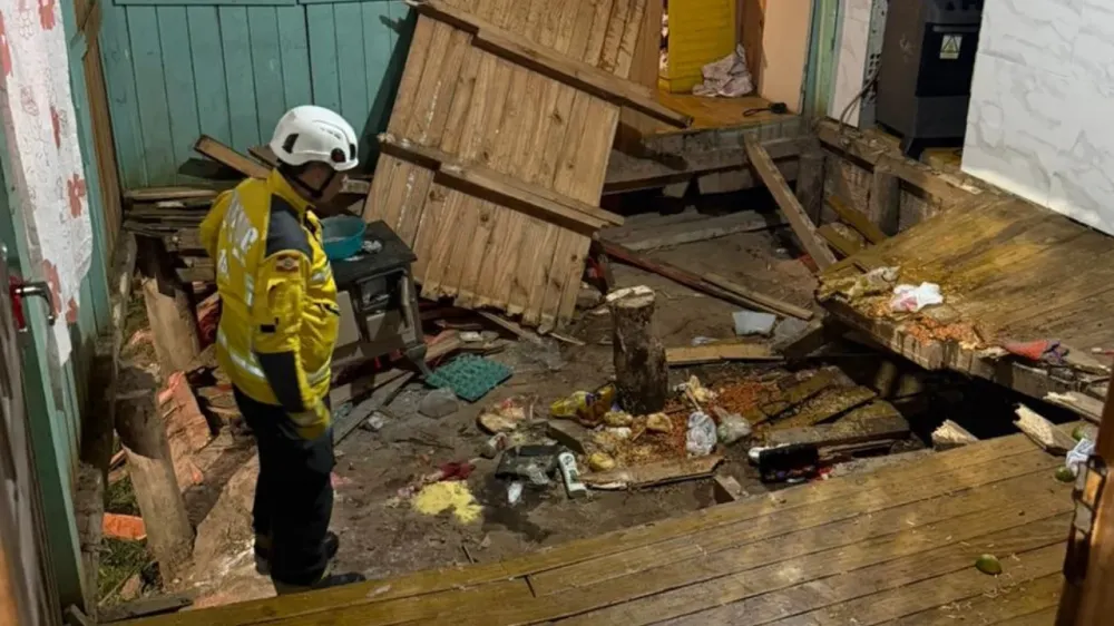 Desabamento de assoalho durante festa interdita residência em Lages