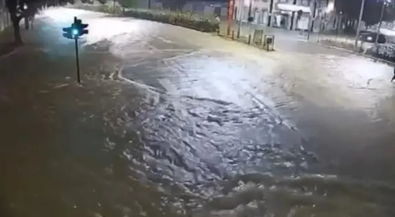 Chuva de semanas em apenas seis horas provoca “dilúvio” em ruas de Joinville