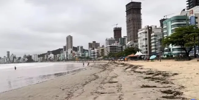 Muito Entulho na Praia Central de Itapema SC no dia 16.01.2025
