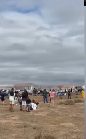 Veja momento em que avião cai durante show aéreo na África do Sul | CNN BRASIL